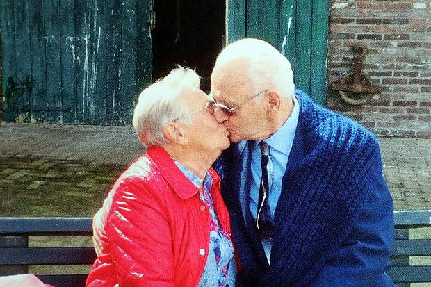 Mitten im Zweiten Weltkrieg verliebten sie sich, sie wurden jedoch getrennt. 72 Jahre später treffen sie sich wieder