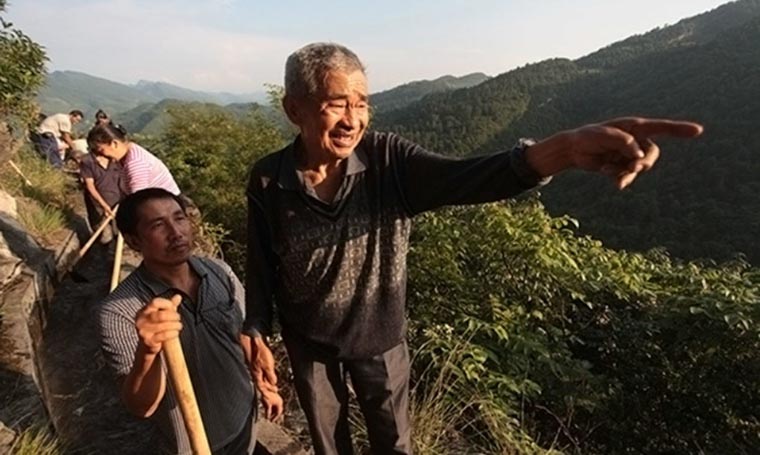 Er grub 36 Jahre lang in einen Berg hinein, um Wasser für sein Dorf zu bekommen