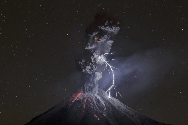 Fotograf nimmt Sturm über einem Vulkan auf und gewinnt einen Fotowettbewerb
