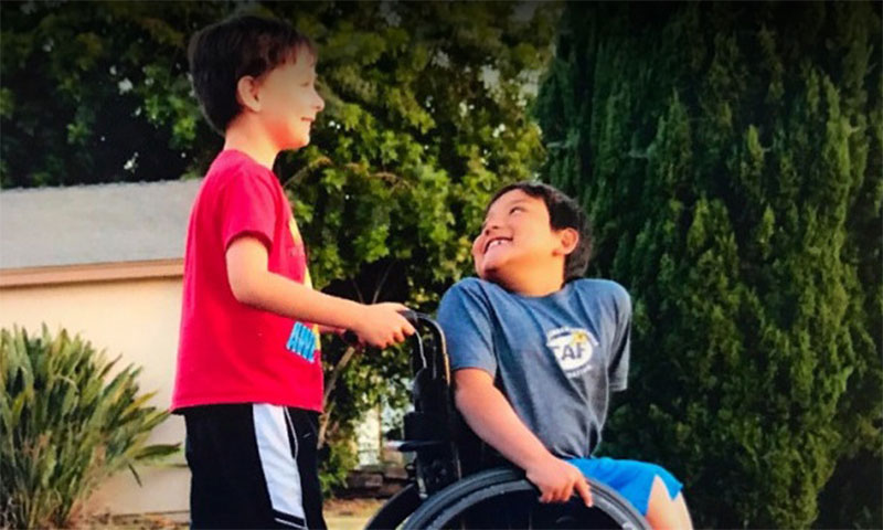 Er war an einen alten Rollstuhl gebunden, doch sein Freund tat das Unmögliche für ihn, damit er einen Neuen bekam