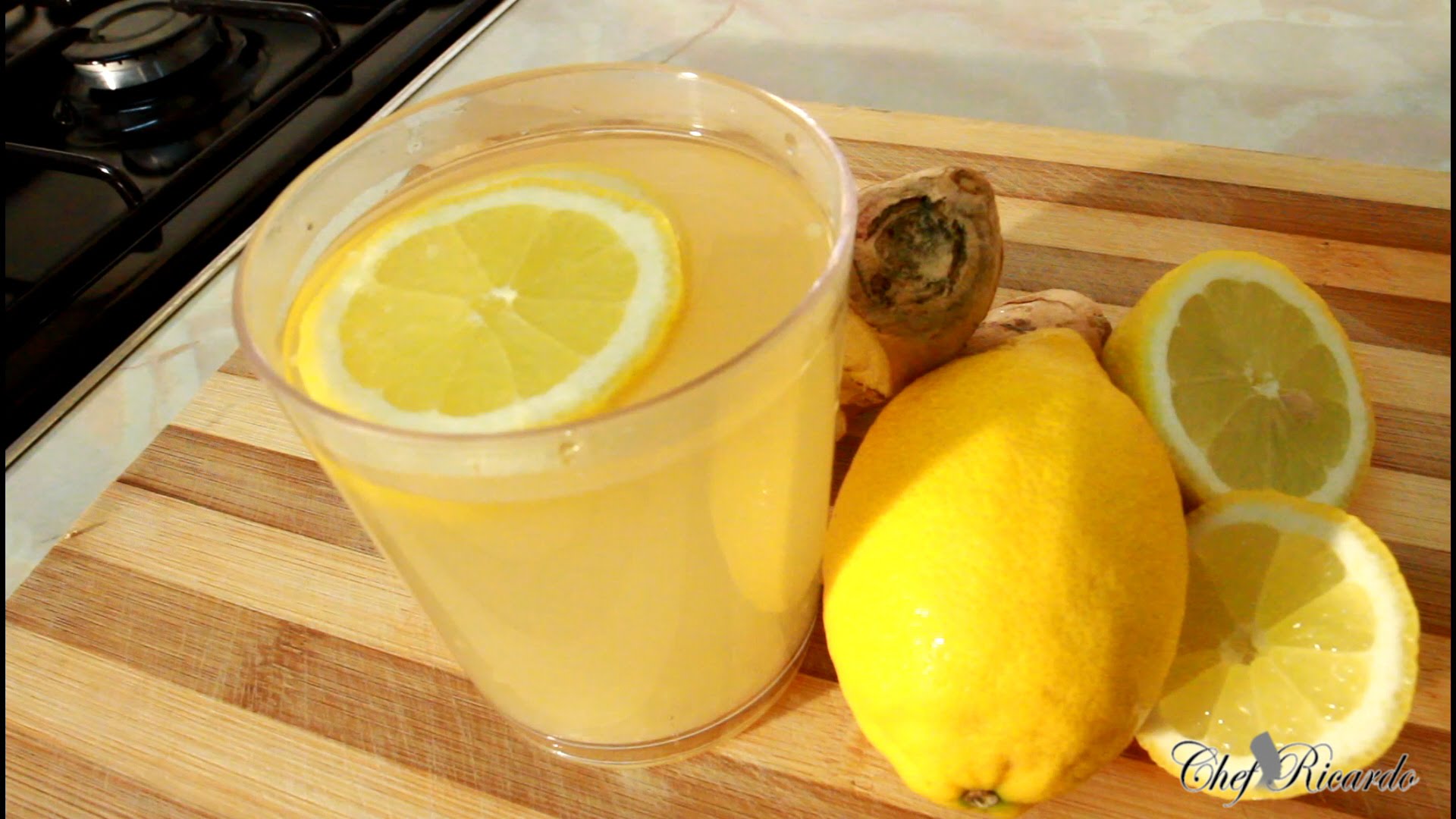 Напиток для похудения лимон вода. Лимон с имбирем. Лимонад для похудения из лимона. Лимон для похудения живота. Лимонно имбирная вода.