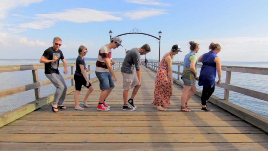 Ein Reisender zeigt hunderten Menschen diesen Tanz – und macht daraus schließlich ein tolles Video!