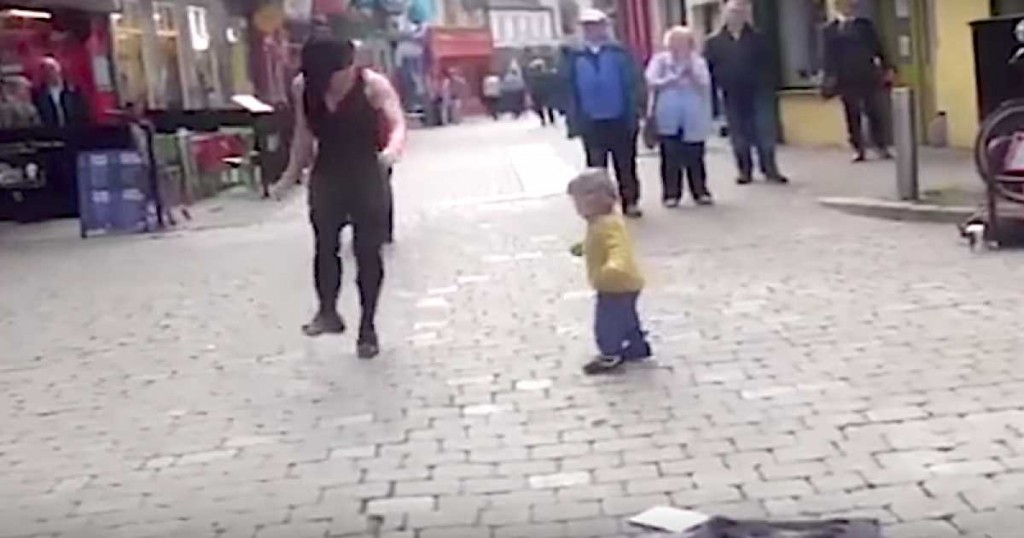 Als dieses Kleinkind jemanden tanzen sieht, zögert es keine Sekunde gleich mitzutanzen – so niedlich!