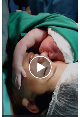 Dieses Baby weigert sich, seine Mutter nach der Geburt loszulassen – das Video geht einem richtig ans Herz.