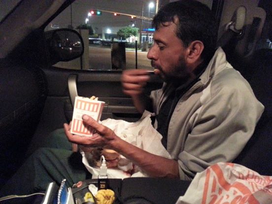 Der Mann lässt den Obdachlosen in seinem Auto essen, ohne das Wunder zu ahnen, das ihr Leben verbindet.