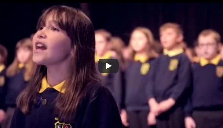 Autistisches Mädchen tritt vor den Chor und singt so einzigartig. Gänsehaut!!!