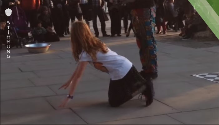 Straßenkünstler fordert 9 jähriges Mädchen heraus – Sekunden später ist das Publikum sprachlos!
