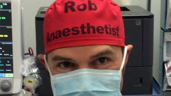 Doktor wird von Kollegen verspottet, weil er Namen auf die Stirn geschrieben hatte – nach der Operation erkennen sie alle sein Genie