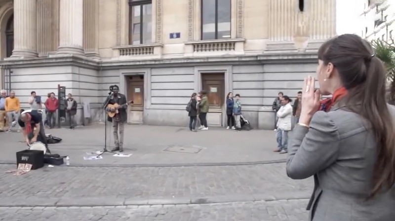 Video: Passantin überrascht Straßenmusiker mit ihrer Stimme.