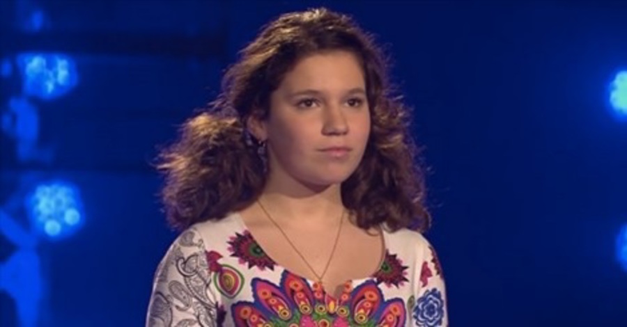 Das 13 jährige Mädchen steht verlegen auf der Bühne, sobald sie aber DIES tut, bricht die Jury in Tränen aus!