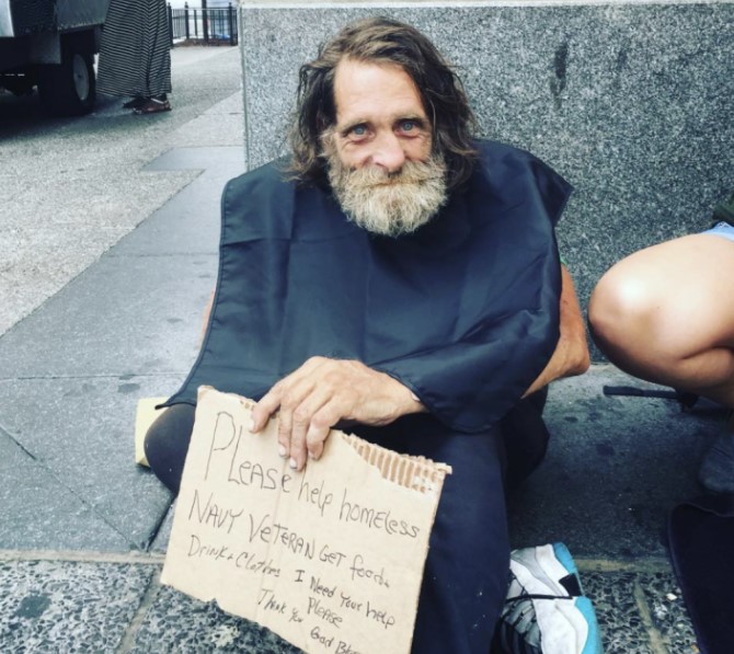 Junge Frau holt Obdachlosen von der Straße.