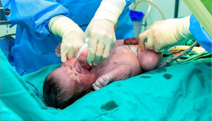 Arzt bringt ein gesundes Baby zur Welt – als er die Nabelschnur sieht, fordert er den Papa auf, ein Foto des ‚Wunders‘ zu machen
