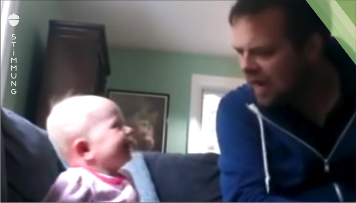 Als der Mann zu sprechen beginnt, fängt das Baby an zu lachen. Das ist das Niedlichste, was ich je gesehen habe!