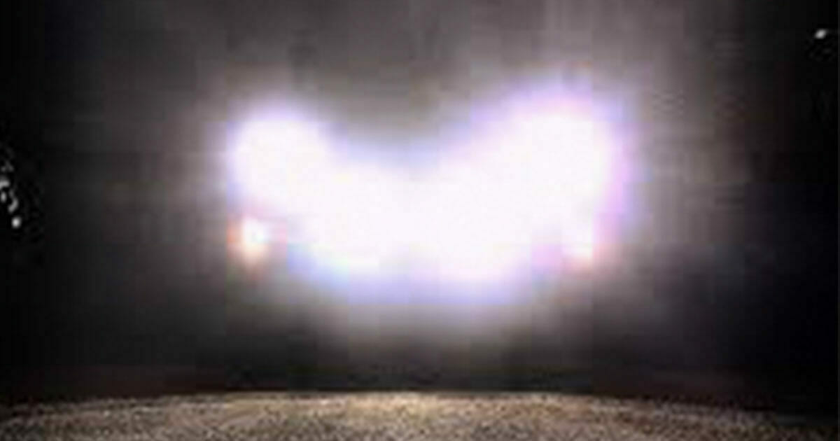 Polizei warnt: Wenn ein Auto mit angeschaltetem Fernlicht vor Ihnen parkt, müssen Sie schnellstens weg