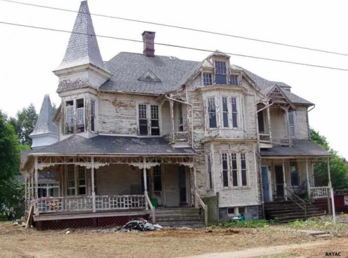Dieses unbewohnbare Haus aus dem Jahr 1887 sieht aus als ob gleich einstürzt. Bis diese Familie es wieder in den Originalzustand herstellen ließ…