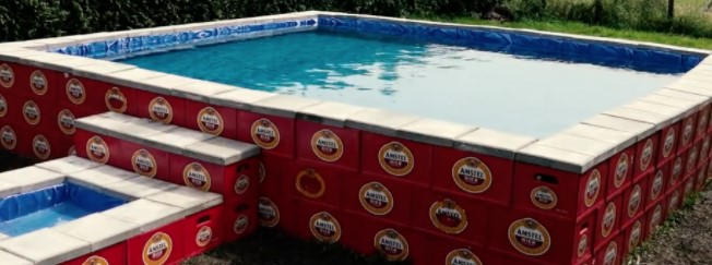 So baut man sich sein eigenes riesiges Schwimmbad aus Bierkästen!