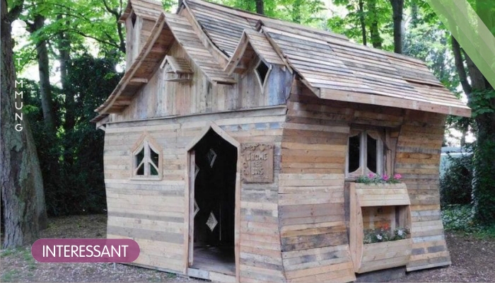 Ein Mann bastelte diese märchenhafte Blockhütte aus dutzenden Holzpaletten.