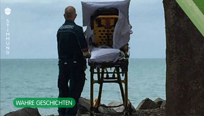 Rettungskräfte bringen Patientin zum Strand, damit sie ein letztes Mal das Meer sehen kann