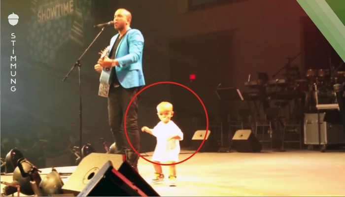 Während des Konzerts lief das einjährige Kind auf die Bühne und begann zu tanzen! Unglaublich!