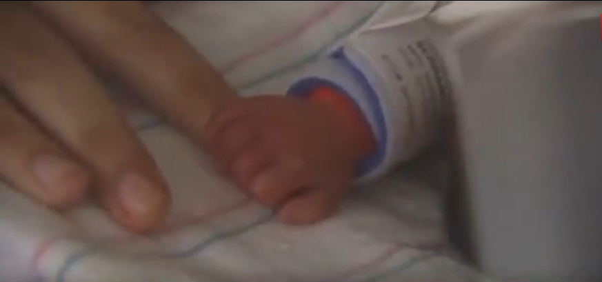 Krankenschwester verstößt gegen Regeln und rettet Babyleben.