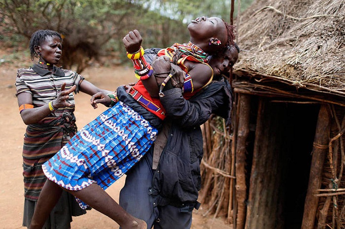 Erste Hochzeitsnacht in Afrika: unglaubliche Sitten und Bräuche dieses Landes