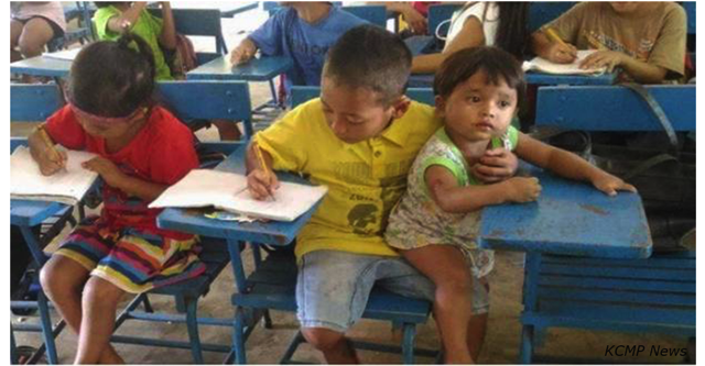 Der 7-jährige Junge bringt seinen einjährigen Bruder zur Schule mit. Der Grund führt zu Tränen!