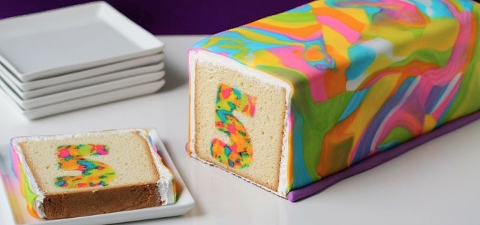 Es sieht total kompliziert aus, aber dieser umwerfend knallige Kuchen ist ganz einfach.