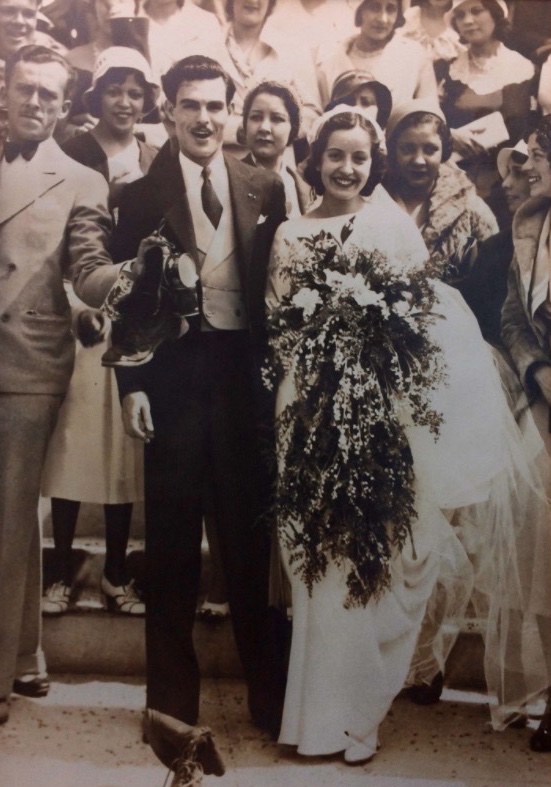 85 Jahre: 4 Frauen tragen selbstgenähtes Hochzeitskleid.