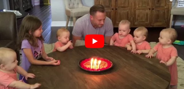 Der Vater soll seine Geburtstagskerzen ausblasen – aber schaut, wie seine Töchter darauf reagieren!