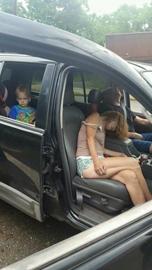 Eltern spritzen sich Heroin vor Autofahrt mit Kind.