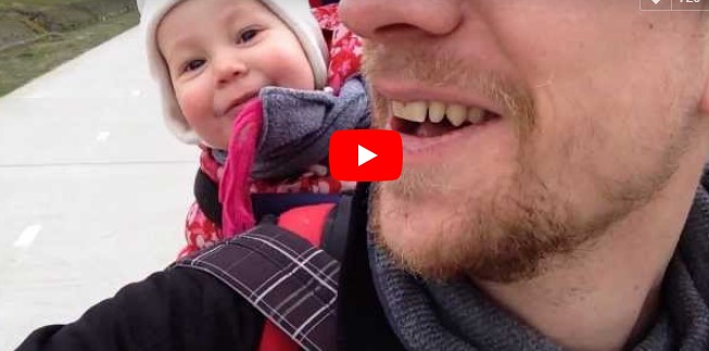 Der Vater möchte seiner Tochter beibringen, „Papa“ zu sagen – ihre Reaktion verzaubert das Internet