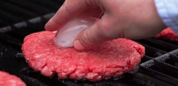 Cleverer Burger Trick: Darum sollten Sie einen Eiswürfel auf Ihren Hamburger legen