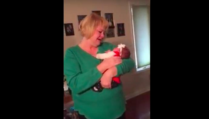 Sie hält das Baby im Arm – doch als sie erfährt wer das Mädchen ist reagiert sie unglaublich!
