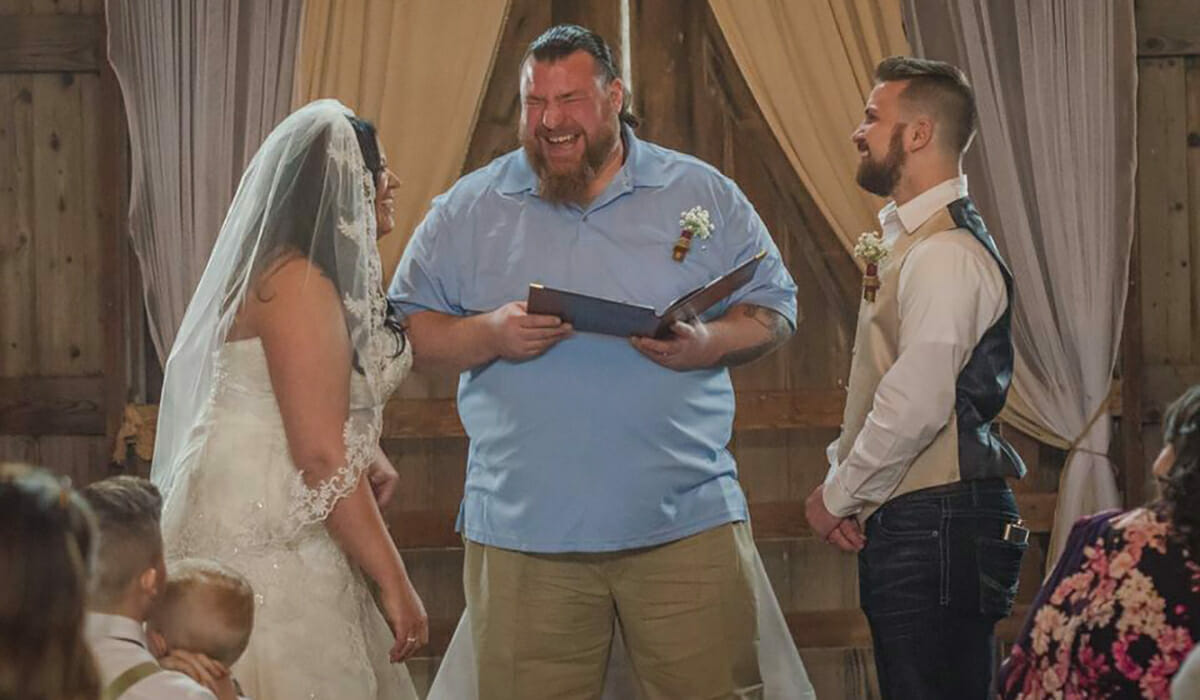 Der Bräutigam wendet sich auf der Hochzeit an seinen Stiefsohn – und spricht ein Gelübde, das Sie zu Tränen bringen wird