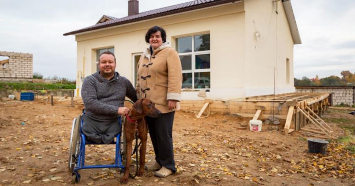 Ein Mann im Rollstuhl kaufte ein verlassenes Gebäude und verwandelte es in ein gemütliches Haus!