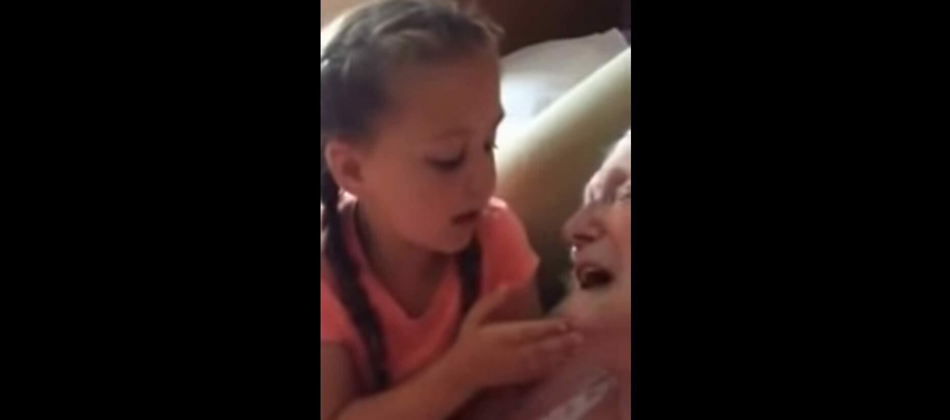 Kleines Mädchen lernt ihre demenzkranke Uroma kennen – das tränenreiche Treffen ist einfach wunderschön