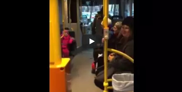Mädchen fängt im Bus an zu singen – was der Busfahrer dann macht ist einfach wunderbar