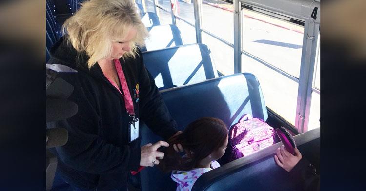 Die Busfahrerin flechtet das Haar der Schülerin jeden Morgen, nachdem ihre Mutter vor 2 Jahren verstarb	