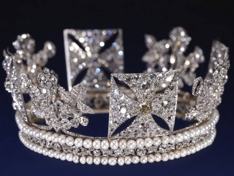 Fantastische Sammlung von  First Lady of Europe . Elizabeth II zeigte ihre Kronen und Diademe.
