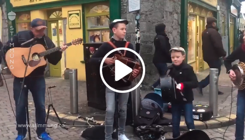 Dieser irische Vater und seine drei Söhne beeindrucken Passanten auf der Einkaufsstraße mit ihrem Auftritt