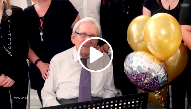 94-Jähriger überrascht seine Frau mit ergreifendem Liebesbeweis.