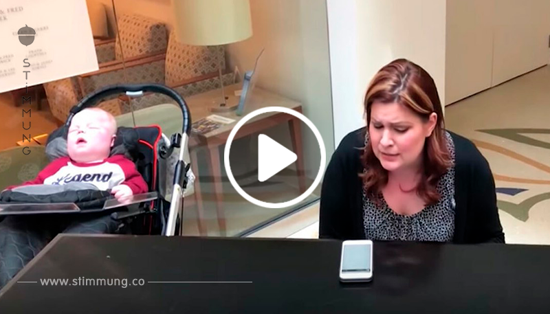 Krankenschwester entdeckt Mutter am Klavier – dann wandert der Blick zum todkranken Baby neben ihr	