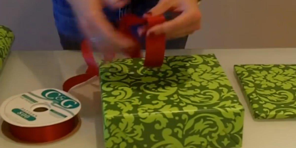 So verpackst du ein Geschenk in 15 Sekunden. Und die Schleife gibt’s obendrauf!	