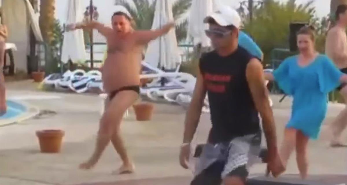 Der Mann tanzte am Strand und wurde zum Star des Internets. Sehenswert!