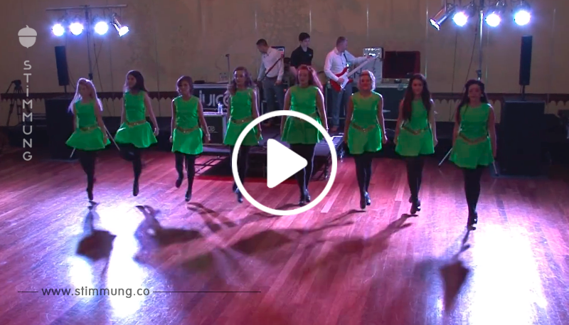 8 Brautjungfern tanzen einen Irischen Tanz – schau, wenn der Bräutigam sich ihnen anschließt!