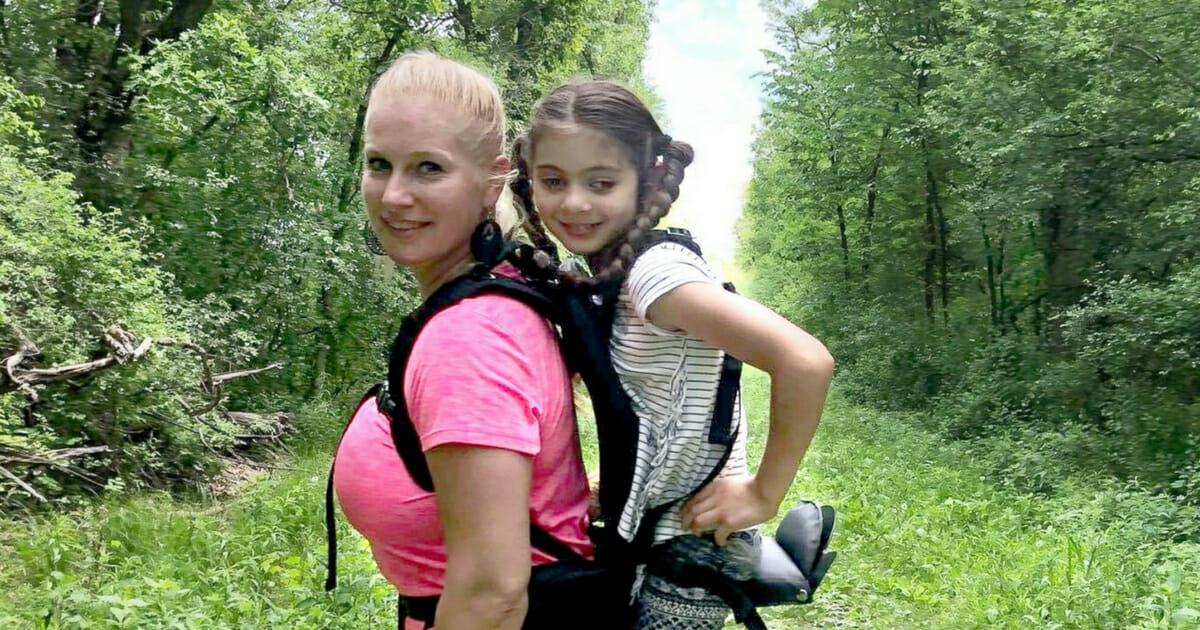 Lehrerin will Schülerin mit Zerebralparese nicht zurücklassen – trägt sie auf dem Rücken	