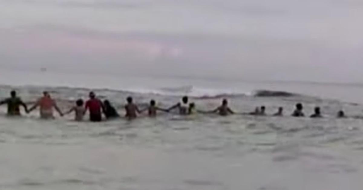 Menschenkette rettet Familie am Strand das Leben.	