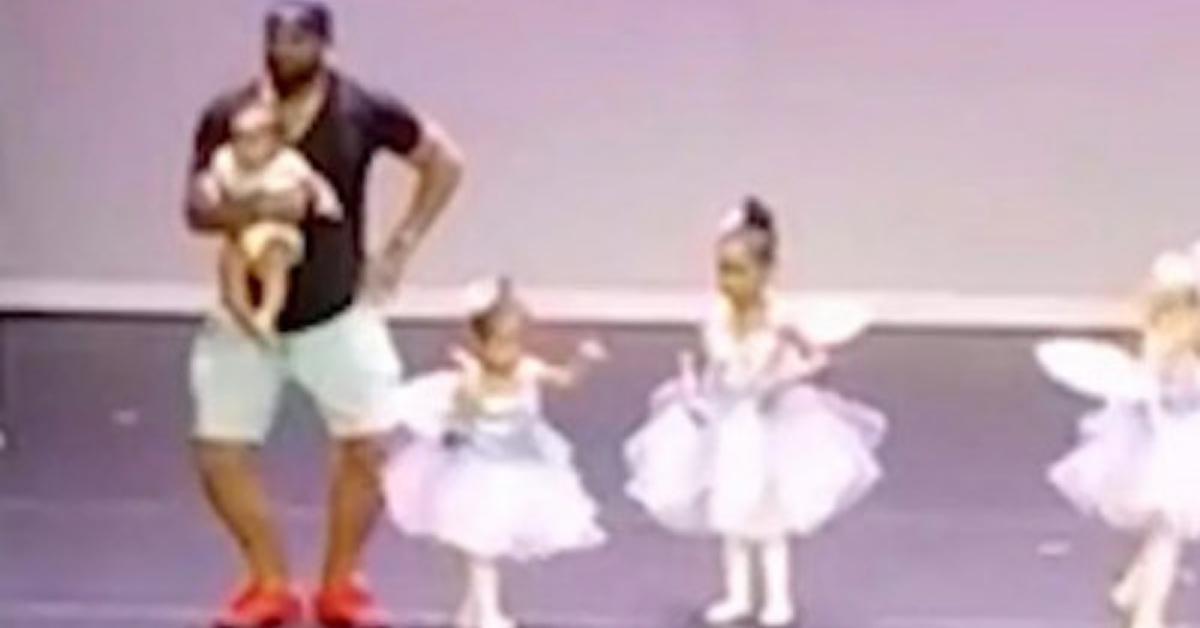 Video: Papa stürmt Ballett-Aufführung mit Baby unterm Arm.	