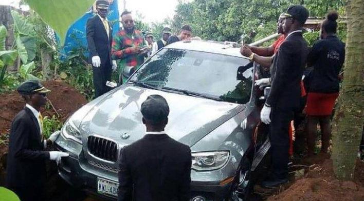 Sohn vergräbt seinen Vater in einem brandneuen BMW im Wert von 75.000 Euro	