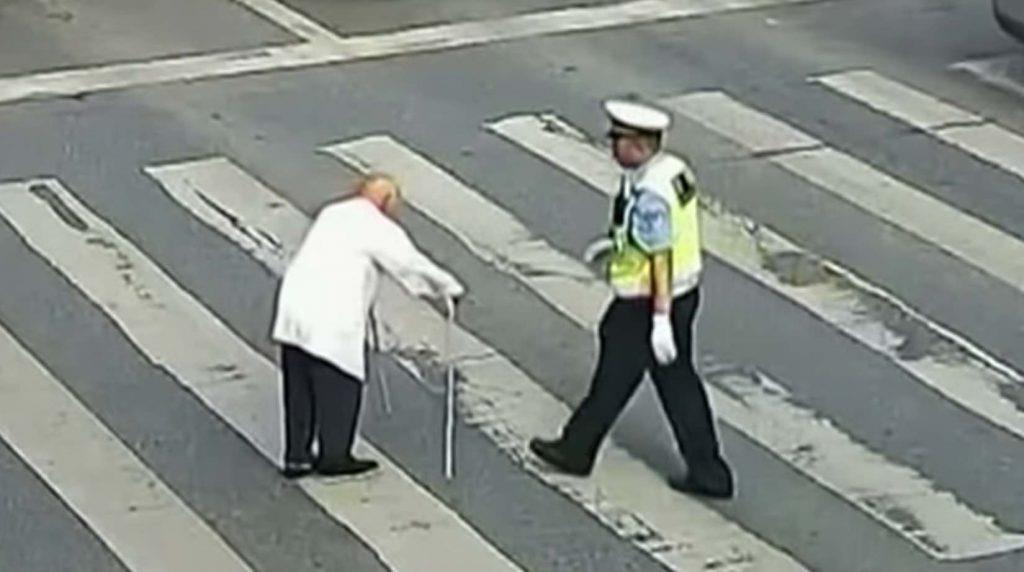 Ältere Menschen schaffen es vor Rot oft nicht über die Straße – die Reaktion der Polizei ist einfach toll	